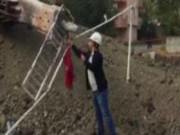 Yıkım sırasında Türk bayrağı iş makinesiyle alındı