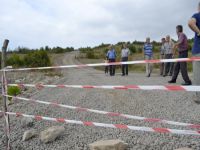 Yola kazık çakıp trafiğe kapattı