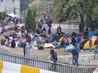 Sığınmacılar geceyi otogarda geçirdi