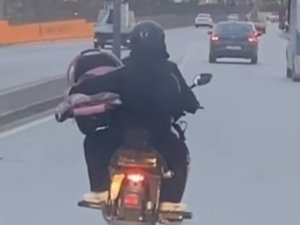 Motosikleti ile bebek taşıdı