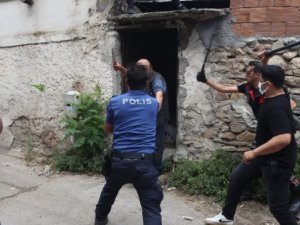 Polis memurunu bıçakladı