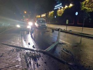 Bursa'da alkollü sürücü, direğe çarpıp kaçtı
