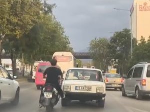Bursa'da motosikletiyle otomobili böyle itti
