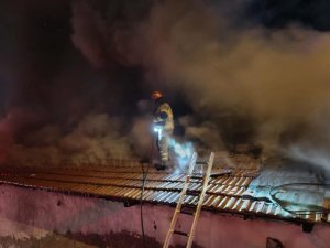 Bursa’da 4 dükkan alevlere teslim oldu