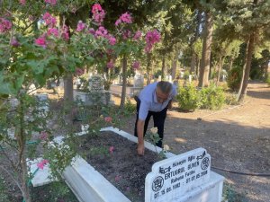 Bursa'da oğlunun mezarlığına ömrünü adadı