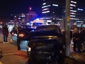 Bursa'da hafif ticari araç ile otomobil çarpıştı: 3 yaralı