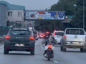 Bursa'da yatarak motosiklet süren maganda kamerada