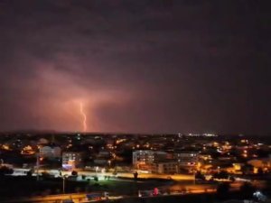 Şimşekler geceyi gündüze çevirdi