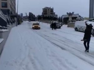 Bursa'da buzlu yolda kaza, saniye saniye kamerada