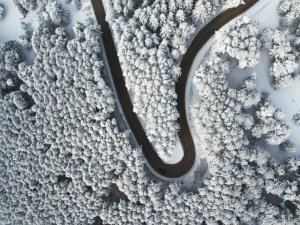 Beyaz örtüyle kaplanan Uludağ virajları mest etti