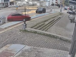 Otomobil dükkanın önüne böyle uçtu