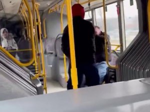 Otobüsün içinde üniversite öğrencisini böyle darp etti