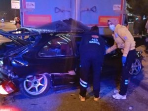 Bursa'da tırın altına giren araçta can pazarı!