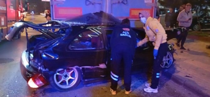 Bursa'da tırın altına giren araçta can pazarı!