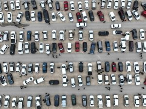 İkinci el oto pazarında buruk bayram