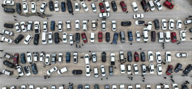 İkinci el oto pazarında buruk bayram