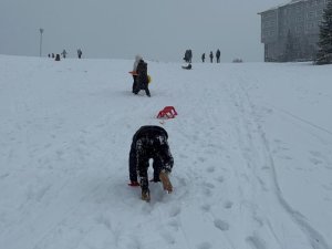 Uludağ'da kar yağışı etkili oluyor!