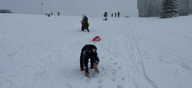 Uludağ'da kar yağışı etkili oluyor!