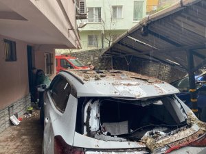Bursa'da yağışla istinat duvarı çöktü, 3 lüks otomobil zarar gördü