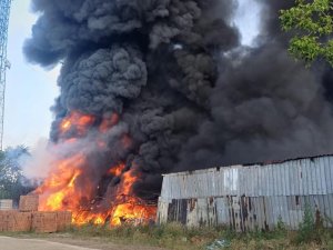 Bursa’da boya deposunda büyük yangın