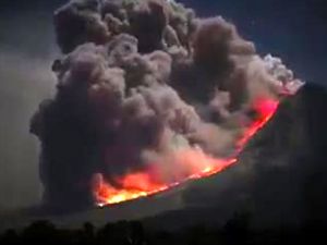 yanardağın şiddetli patlama anı kamerada