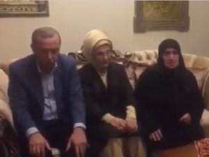 Cumhurbaşkanı Recep Tayyip Erdoğan Şehit Evinde Kuran Okuyor