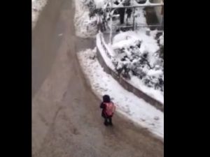 Bursa'da buzlu yolda okula gitmeye çalışan çocuk