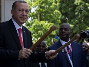 Cumhurbaşkanı Erdoğan, Afrika davulu çaldı