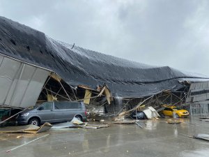 Terminalin çatısı çöktü