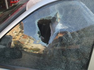 Çarptığı aracın camını kırdı