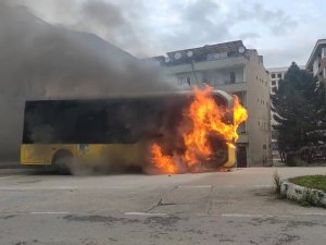 Halk otobüsü alev alev yandı