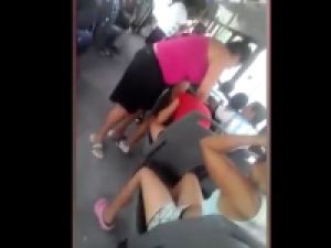 Çantasını çalan iki kızı dövüp otobüsten attı